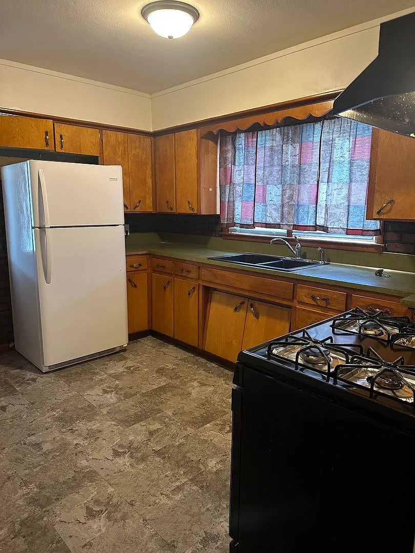 3 - 4 bedroom 1 1/2 Bath Single Family Home 302 Sherman Waterloo, IA — Photo 4