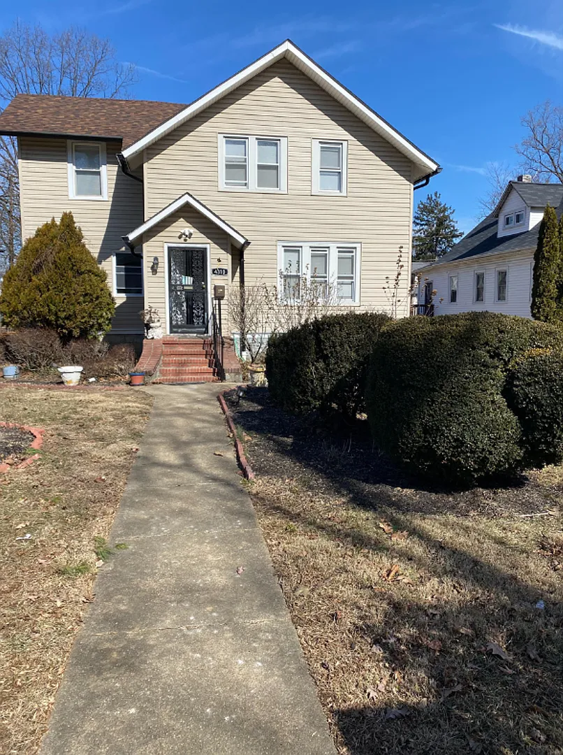4310 Ridgewood Avenue $900 Available Room (Private Bath) — Photo 1