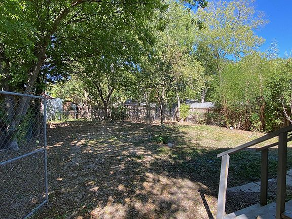 3rd image of 223 Chicago Blvd