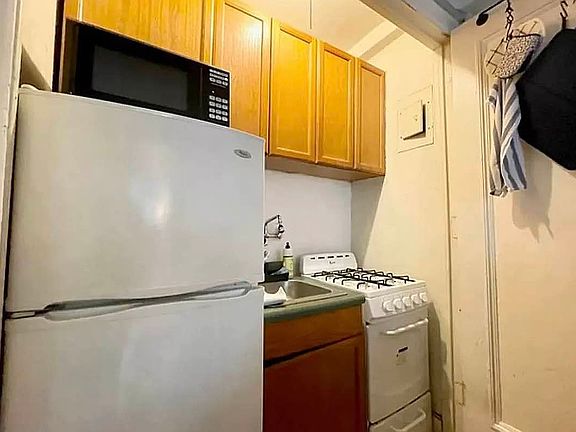 5th image of 457 W 57th St #316