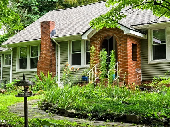 703 Midlake Dr, Knoxville, TN 37918