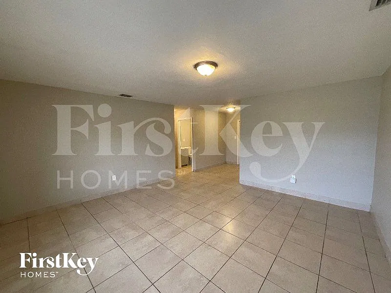 4 bed, 2.0 bath, 1300 sqft, $3,195 — Photo 2
