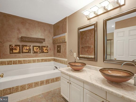 5th image of 323 Overlook Dr #323