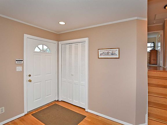 3rd image of 15 Pickwick Dr W