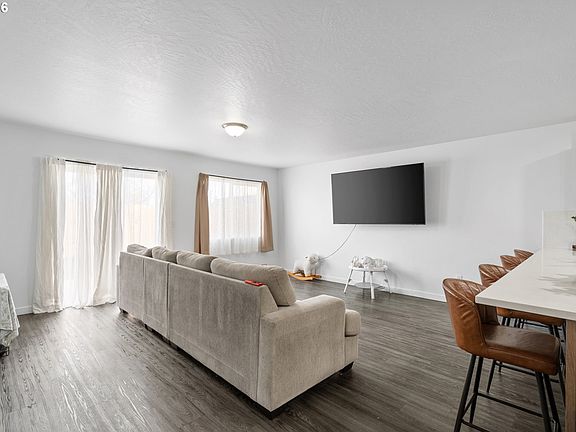 4th image of 277 Merrick Ave