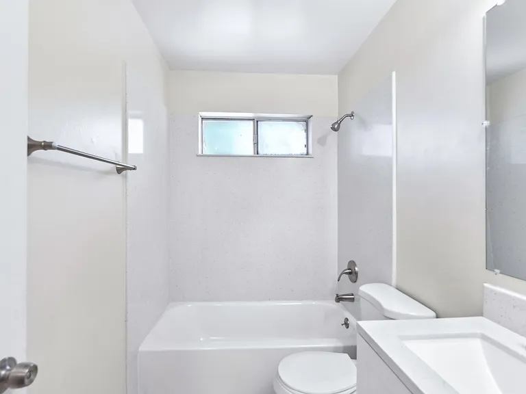 ROCKINGHAM APARTMENTS — Photo 17