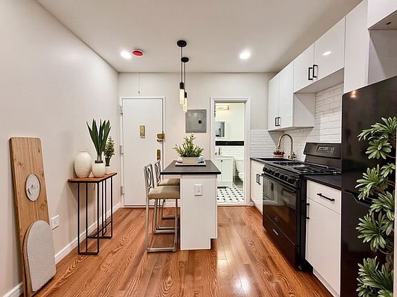 3rd image of 213 E 25th St APT 1C