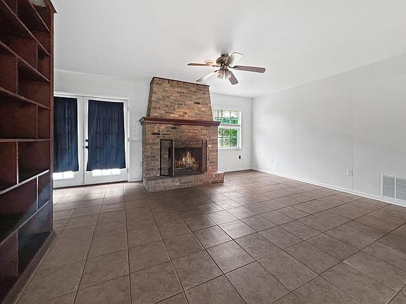 5th image of 903 Greenbriar St
