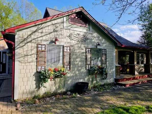 4011 Locust Grove Dr, Trafalgar, IN 46181