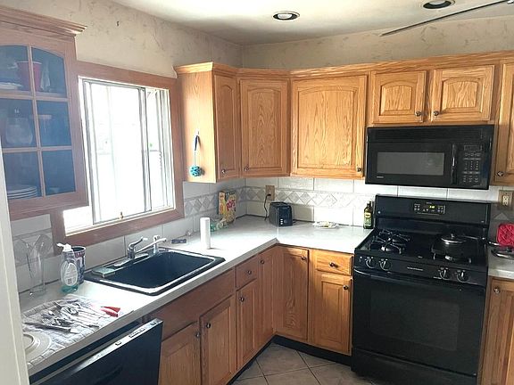 3rd image of 165 Seneca Ave #2