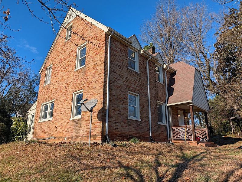1st image of 330 Stafford St