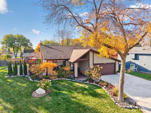 7471 Saratoga Dr, Chanhassen, MN 55317