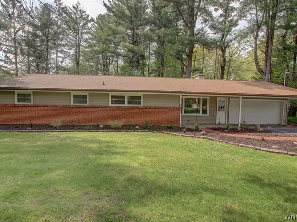 215 Greenwood Dr, East Aurora, NY 14052