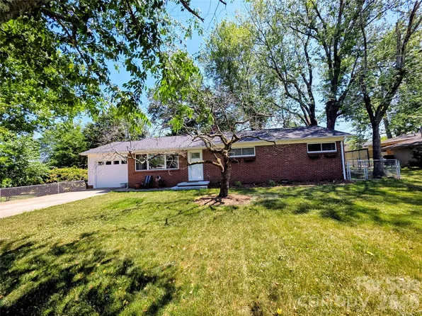 492 14th Avenue Dr NE, Hickory, NC 28601