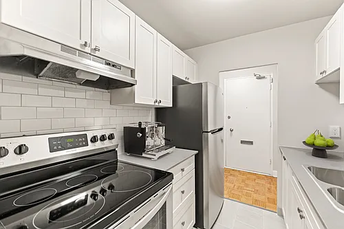 100 Ridout St S Photo 1