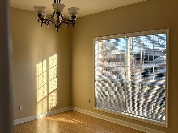 5th image of 305 E Sommer Oak Dr