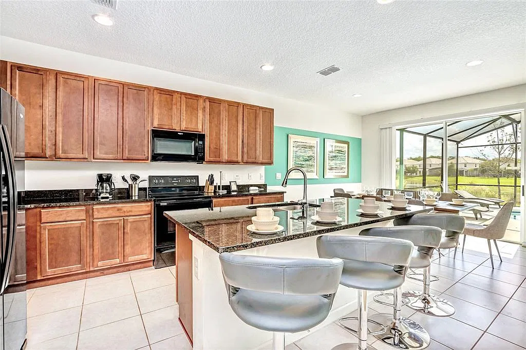 6 bed, 4.0 bath, 2872 sqft, $3,350 — Photo 3