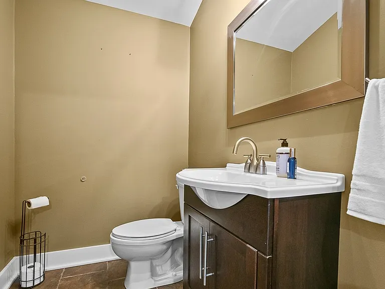 900 Phillips St — Photo 24