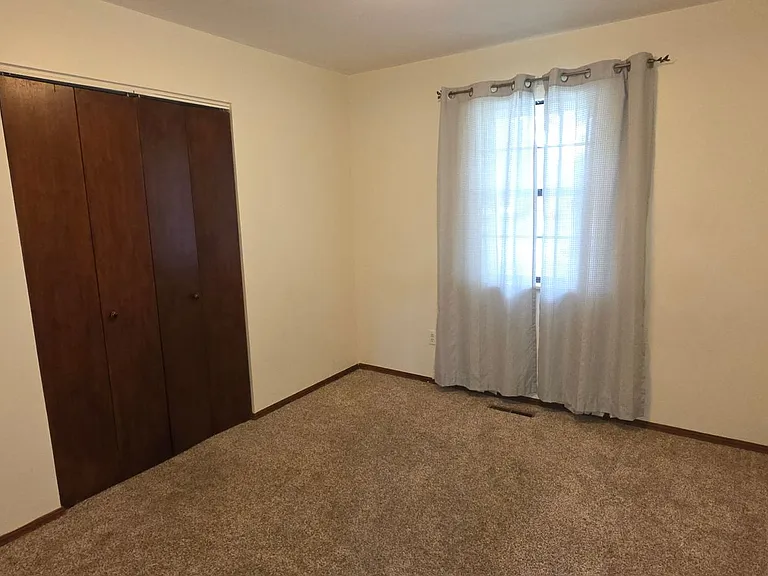 1635 E Hanover St — Photo 13