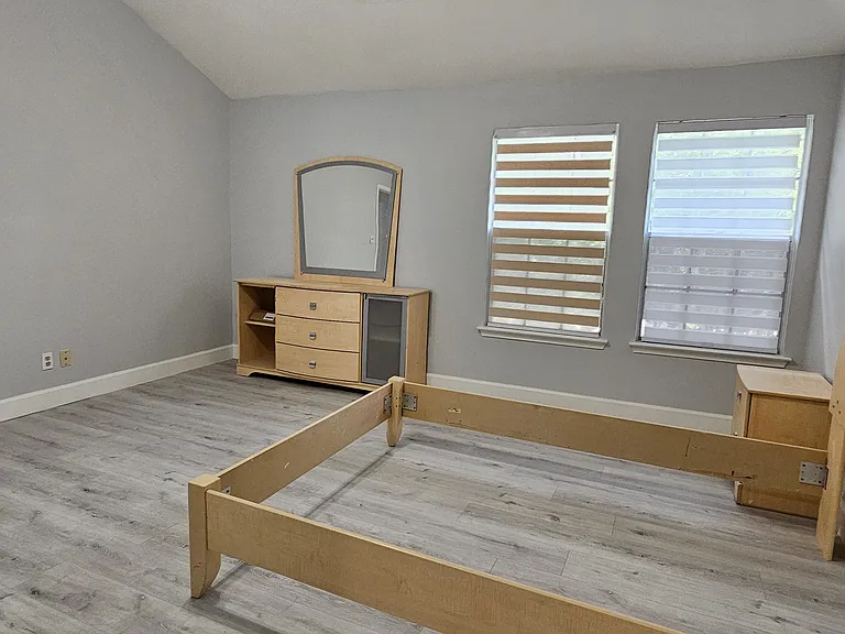 8.BedRm1-Spacious primary bedroom with ZebraBlinds