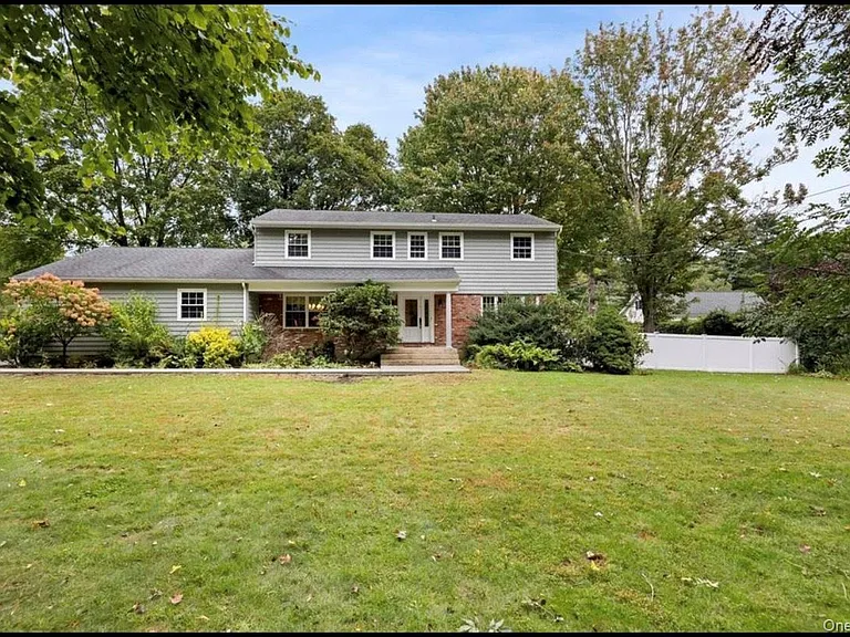240 Plainview Rd — Photo 2