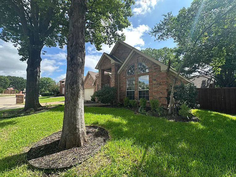 311 Eagle Point — Photo 3