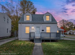 19239 Beaconsfield St, Harper Woods, MI 48225