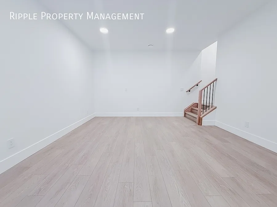 Amazing 2 Beds, 1 Baths Multiplex | Air Conditioning & Window Coverings — Photo 2
