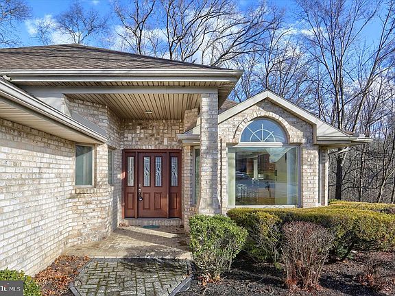 3rd image of 313 Yorkshire Dr