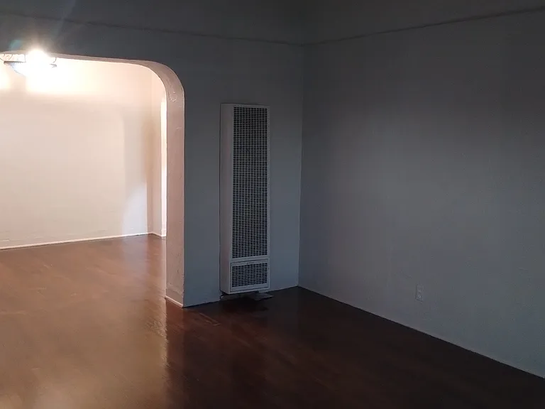 6135 1/2 Cashio St #1/2 — Photo 2