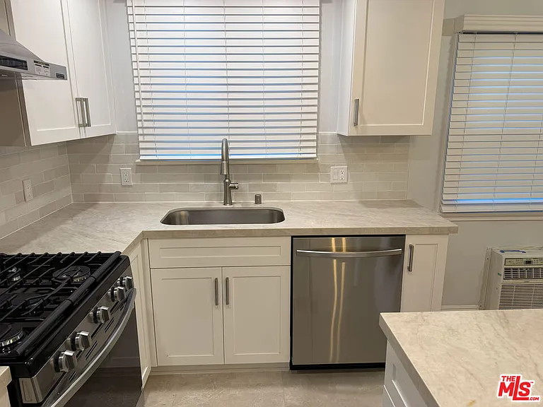 4125 1/2 W Toluca Lake Ave — Photo 11