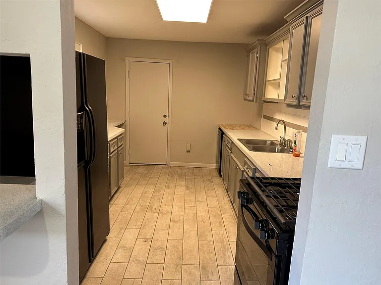 2502 Kingsdale Dr — Photo 6