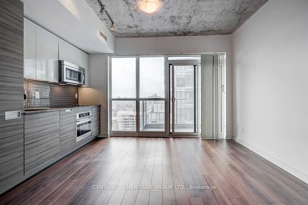 Building Photo - 210 Simcoe St #1912