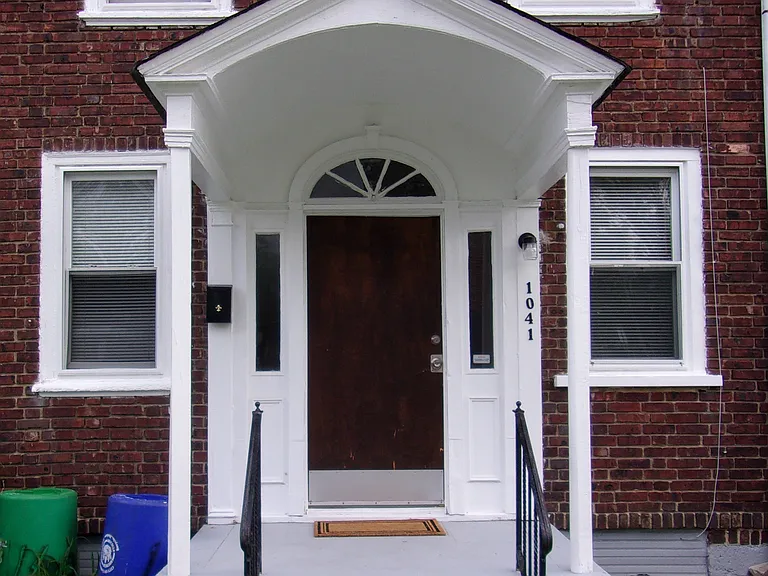 1041 Niagara Rd — Photo 1