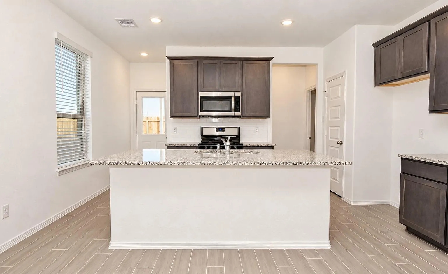 4 bed, 2.0 bath, 1602 sqft, $1,900 — Photo 4