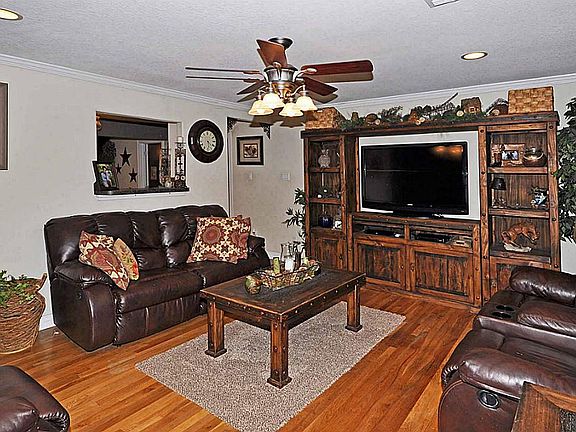 3rd image of 327 Oak Dr