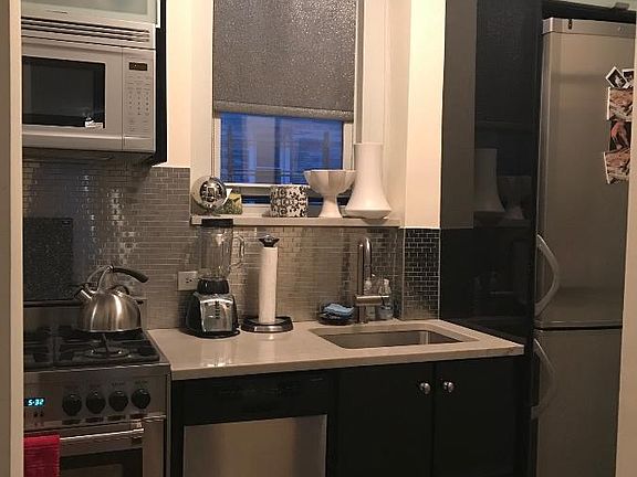 3rd image of 210-218 W 19th St APT 4A