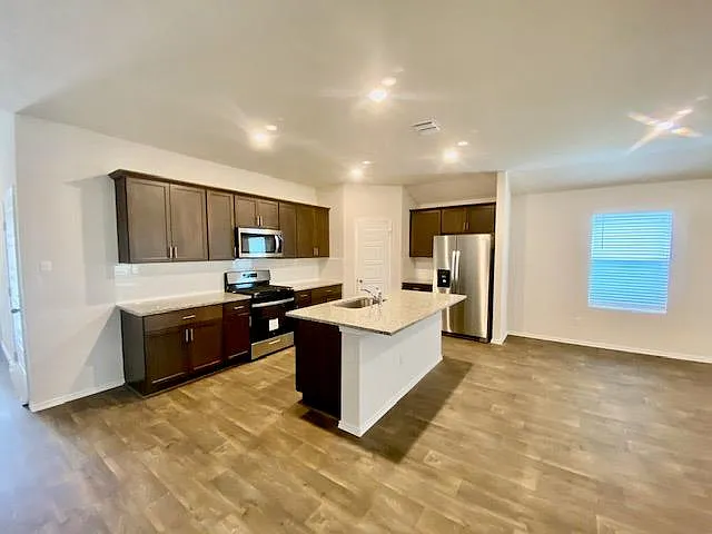 4 bed, 1881 sqft, $1,795 — Photo 2