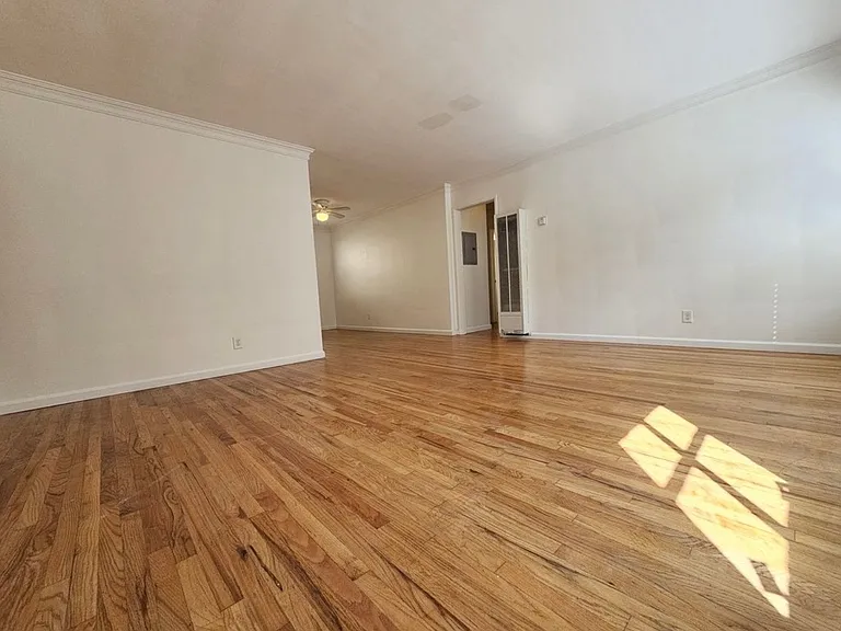 12403 Magnolia Blvd #4 — Photo 4