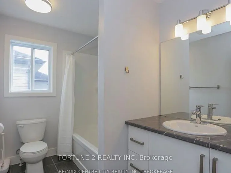 1877 Foxridge Cres — Photo 12