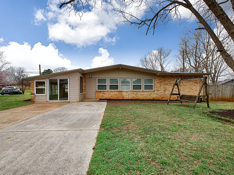 2814 Holiday Dr SW — Photo 3