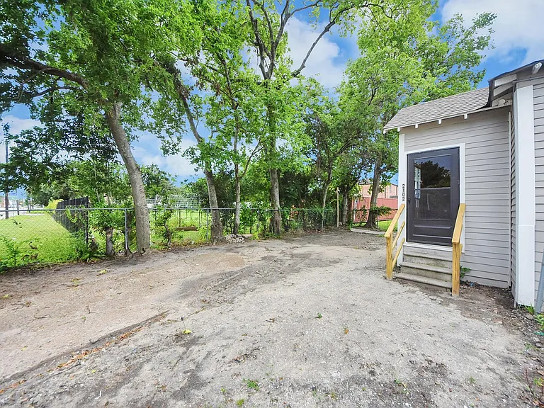 2102 Gray St #1 — Photo 32