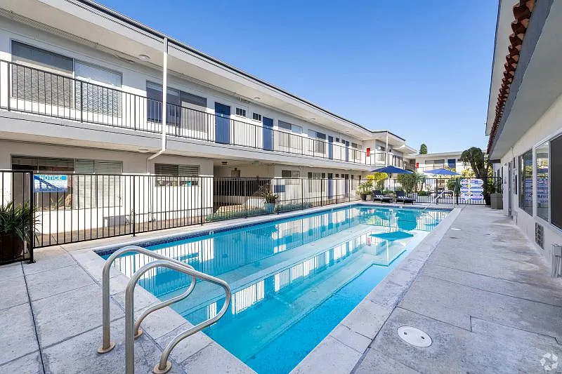 Carson Oakwood Apartments — Photo 2