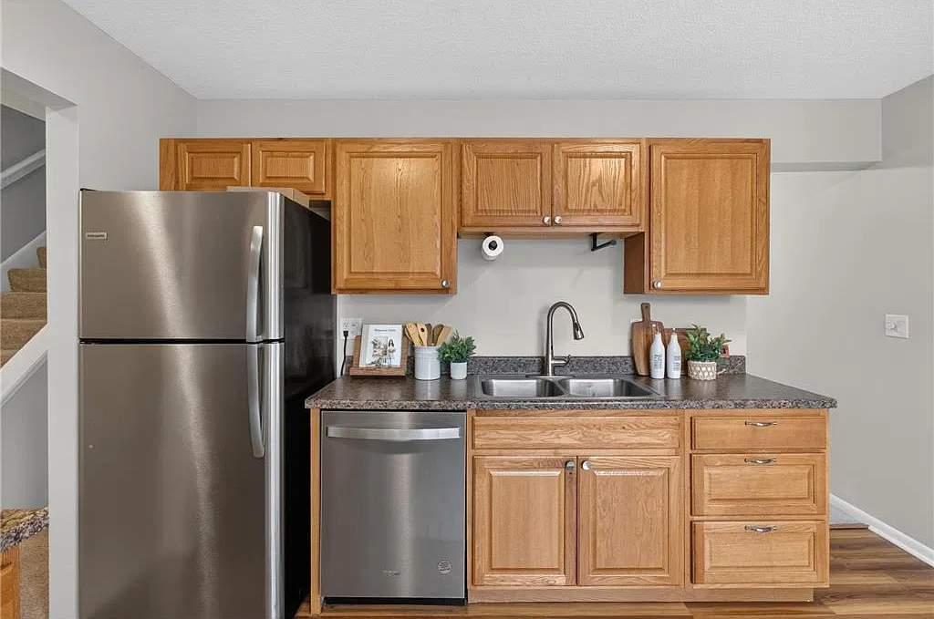 3 bed, 1320 sqft, $2,300 — Photo 2