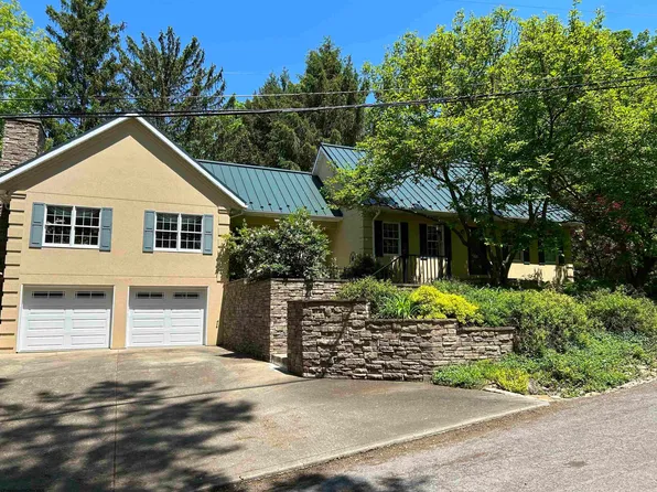 4 Candlelight Dr, Morgantown, WV 26508