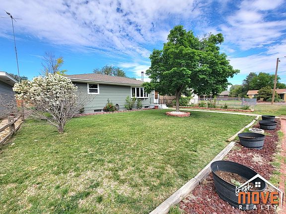 2nd image of 1721 Parkwood Ln