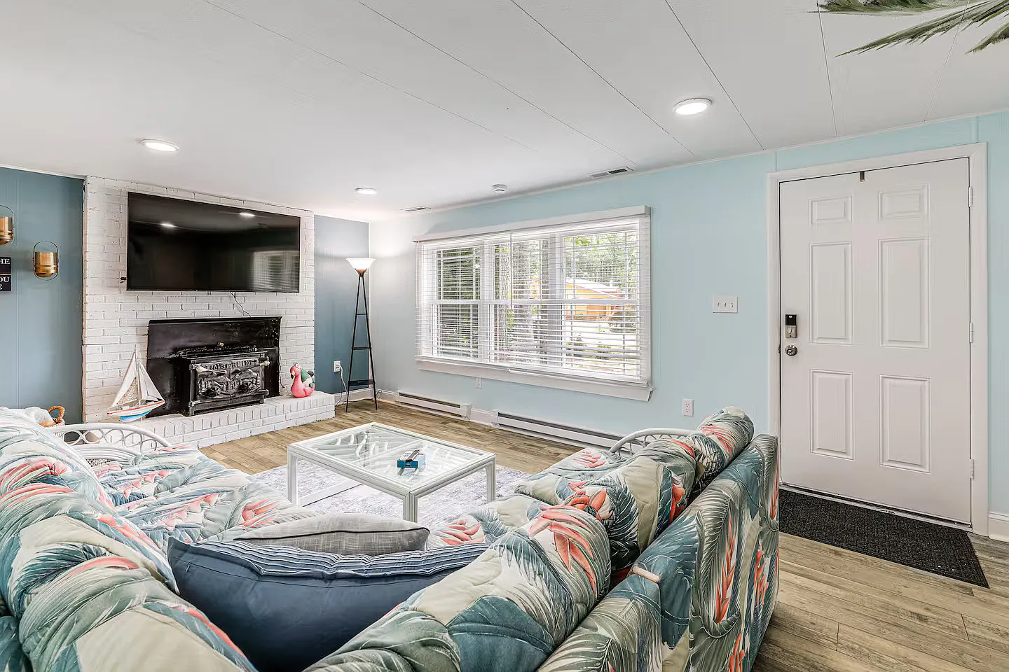 3 bed, 1.5 bath, 1104 sqft, $2,500 — Photo 3