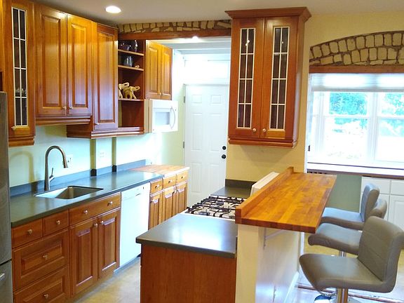 5th image of 1121 Oates St NE