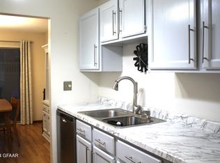 81 Parkview Cir, Grand Forks, ND 58201