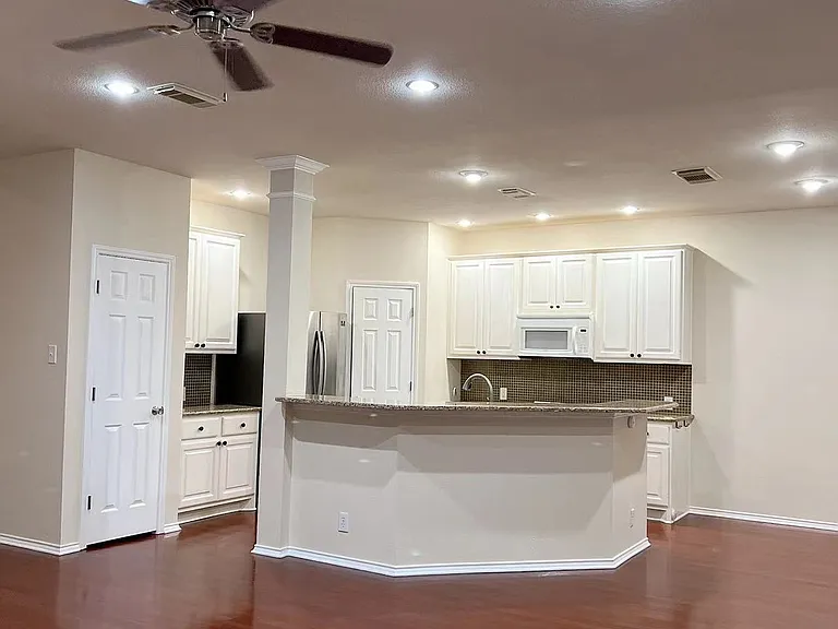 1321 Holmes Ln — Photo 9